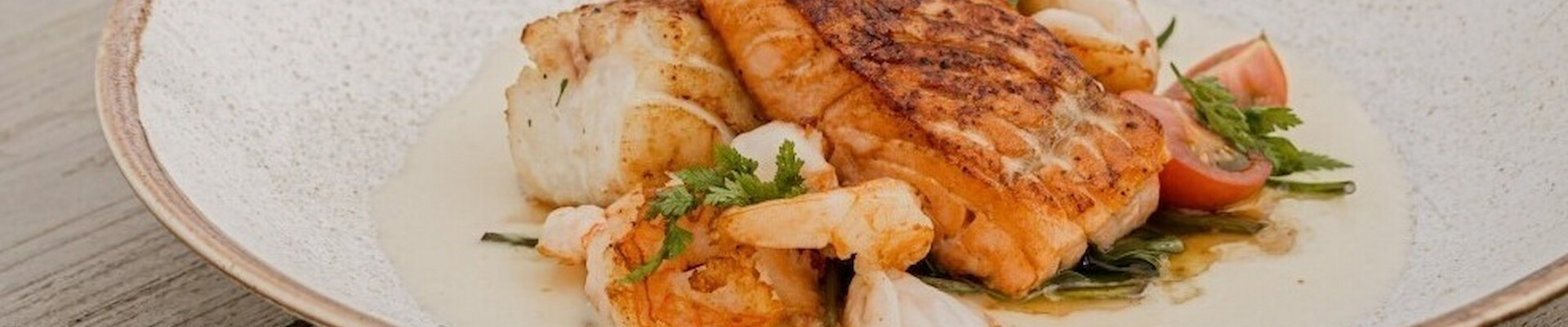 opgemaakt bord met zalm